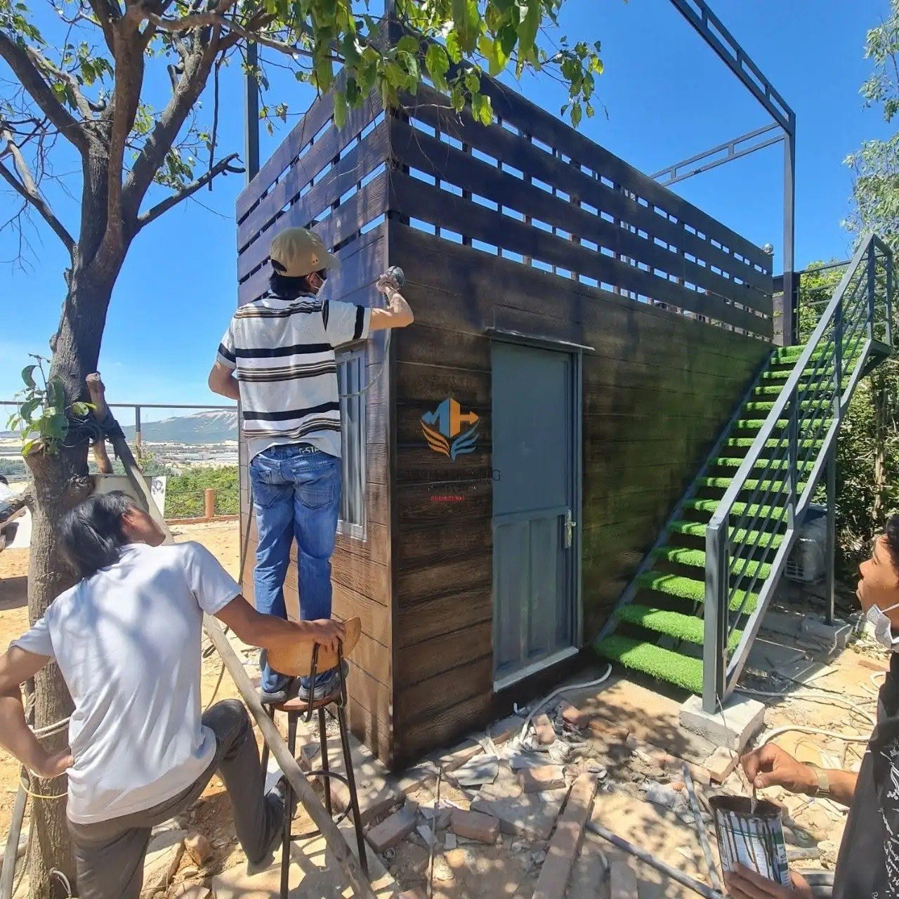 Container Cafe 20 Feet Ốp Gỗ Full Có Sân Thượng Mẫu Hiện Đại